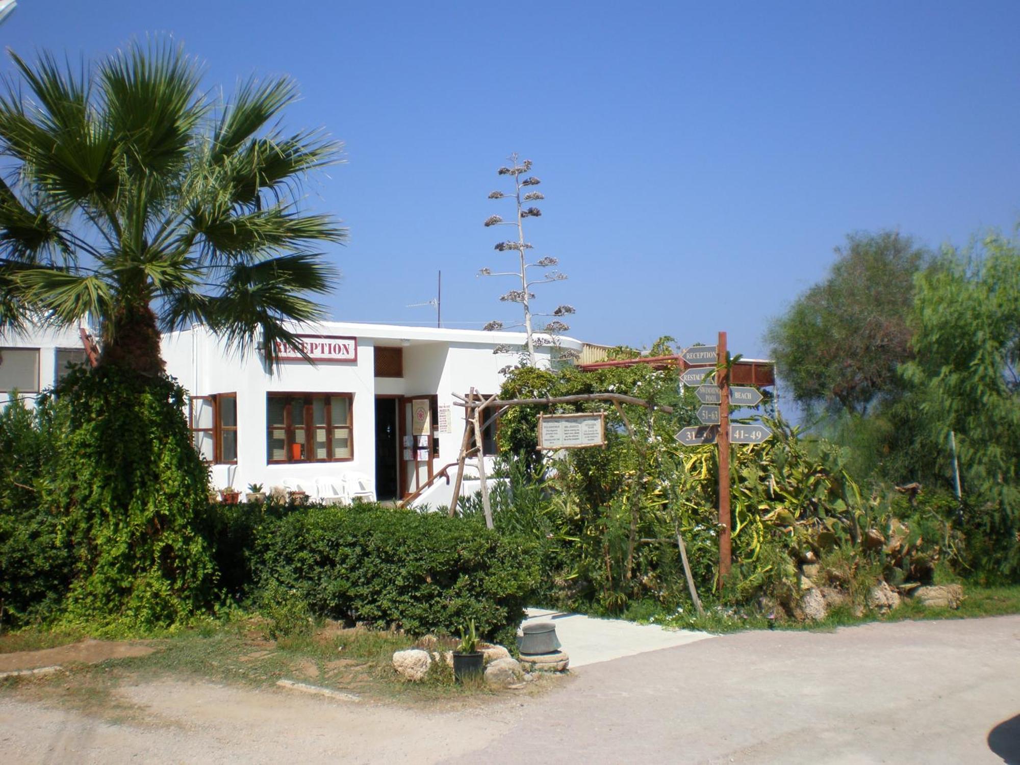 Riviera Beach Bungalows Kyrenia  Exterior photo